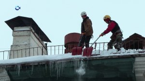 В Петрозаводске очищают крыши от сосулек и наледи