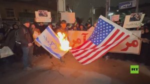 محتجون أمام السفارة البريطانية في طهران يحرقون علمي أمريكا وإسرائيل