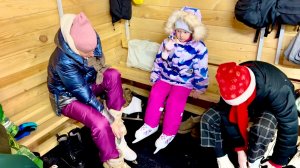 Катаемся с Милой на катке в Смоленске