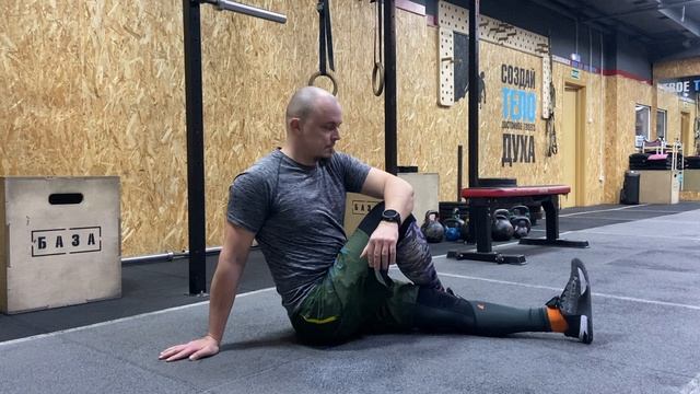 Растяжка ягодиц сидя на полу / Seated Glute Stretch смотреть онлайн