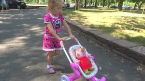 Настя играет на детской площадке , прыгает на батуте