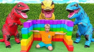 Крис убегает от динозавров - Весёлое приключение для детей.