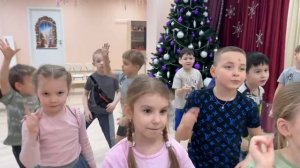 Музыкальный досуг «Прощание с елочкой» в группе «Зефирки», «Карамельки»