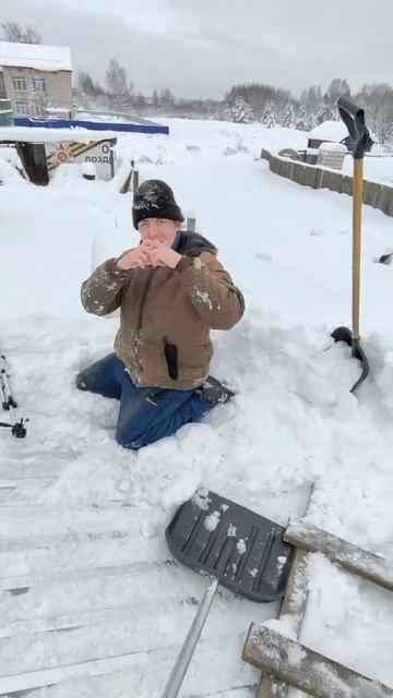 Уборка снега 🤗👍  #уборкаснега #снего_уборочка #уборка_снега_с_крыш смотреть онлайн
