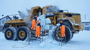 Этот 2000-тонный дизельный строительный грузовик замёрз
