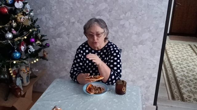 Очень захотела пиццу😊 Завтракаю, сегодня старый Новый год. 🎄🎄🎄 смотреть онлайн