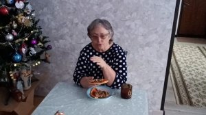 Очень захотела пиццу😊 Завтракаю, сегодня старый Новый год. 🎄🎄🎄