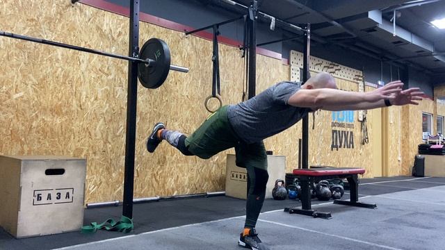 Становая на 1 ноге с дотягиванием попеременно / Reaching Single Leg Deadlift Alternating смотреть онлайн