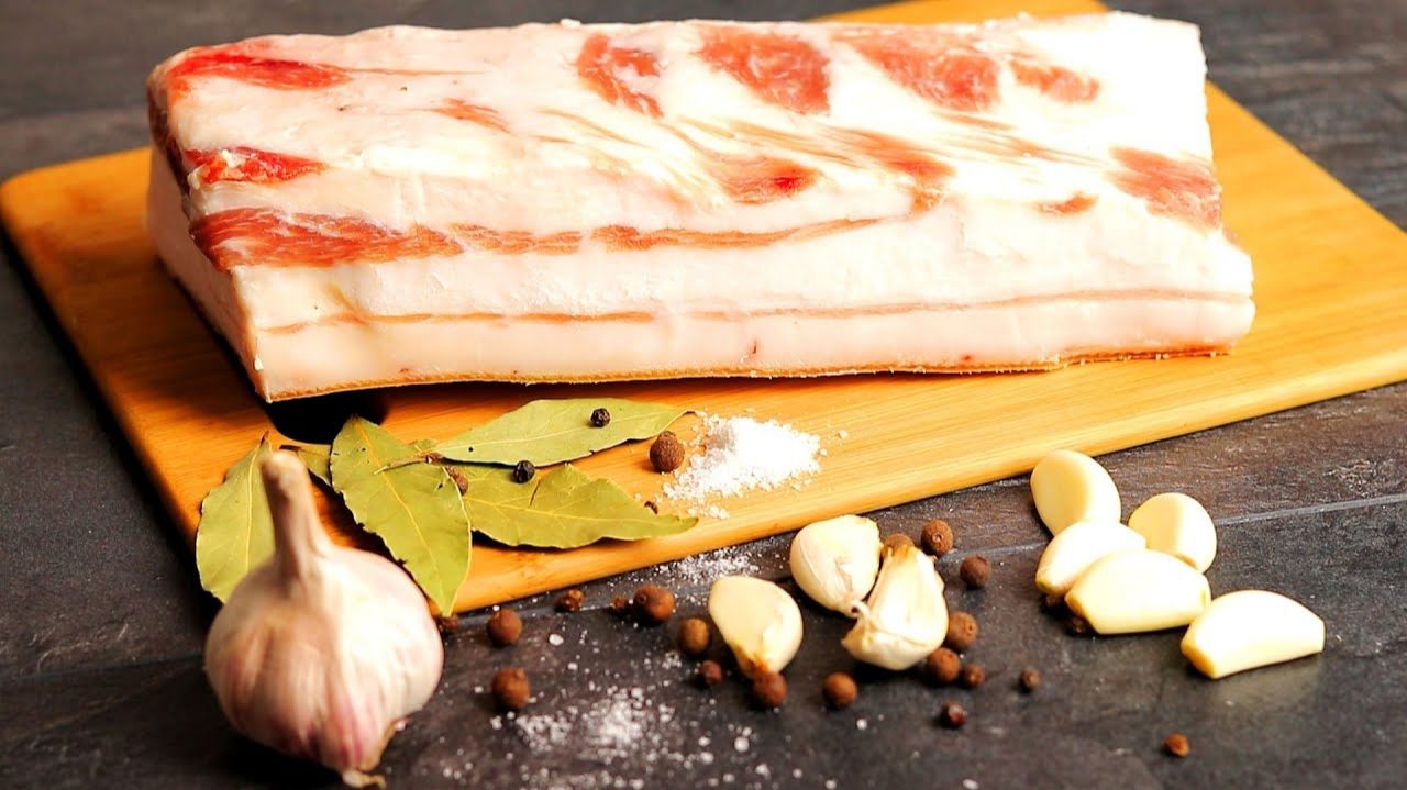 Вы ищете этот РЕЦЕПТ? Оно просто тает во рту!Как вкусно посолить САЛО своими руками? Сухой посол. смотреть онлайн