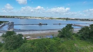 Отличная работа! Мощный бульдозер Shantui DH17c2, который толкает камень, прокладывая дорогу через