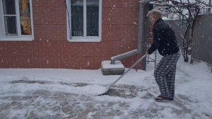 Ейск опять замело снегом. Взорвалась монтажная пена.  Реставрирую стул. Ремонт и работа Олега.