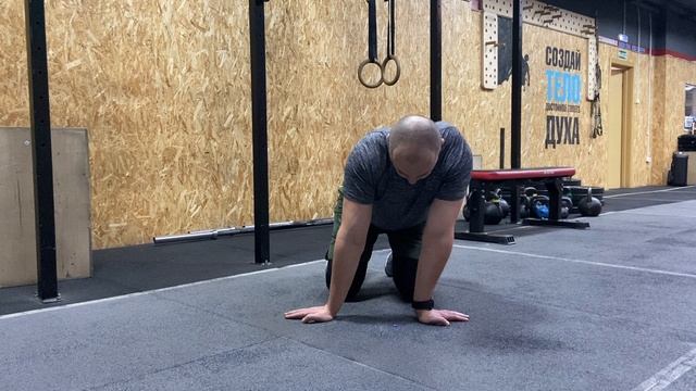 Растяжка запястий ладони в стороны / Hands Outwards Side Leans смотреть онлайн