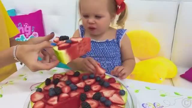 Мэгги рассказывает Насте о важности чтения книг смотреть онлайн