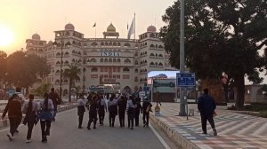 Скорей бежим занять места!