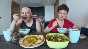 Мукбанг ОБИДЕЛИСЬ друг на друга, теперь не разговариваем! РЕАКЦИЯ Вована! Семейный обед в Таиланде