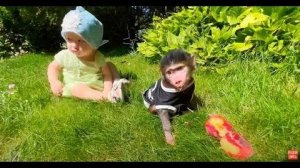 У Люси и Каролины ОДИНАКОВЫЙ ВЗГЛЯД! Кто хочет отобрать наши персики)))