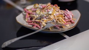 Салат с колбасой и солеными огурцами