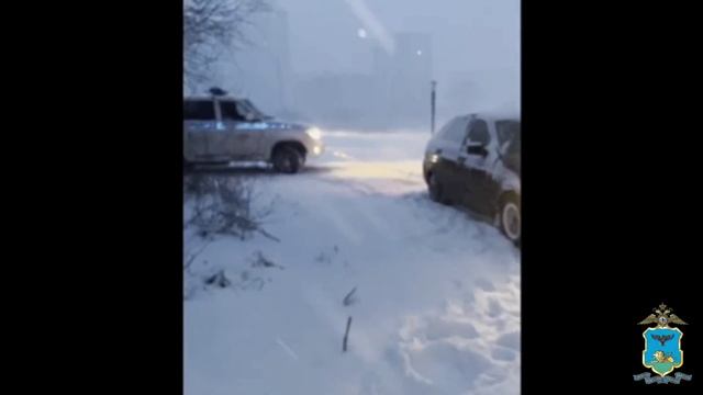 Белгородская полиция помогает жителям региона в условиях дефицита электричества и сильного снегопада смотреть онлайн