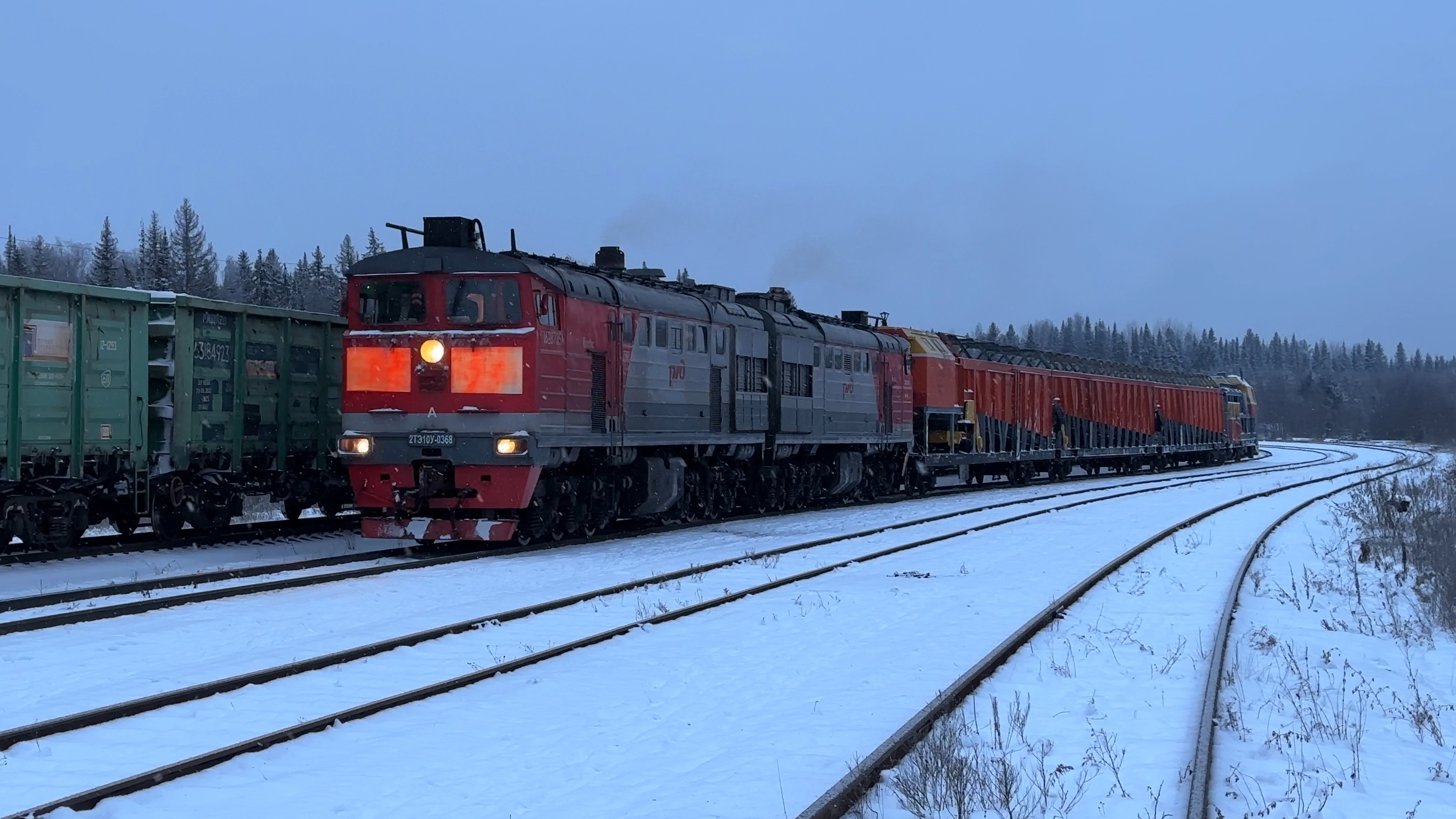 Тепловоз 2ТЭ10У-0368 с пересылаемой снегоуборочной машиной СМ2М-1547 на станции Панасюк смотреть онлайн