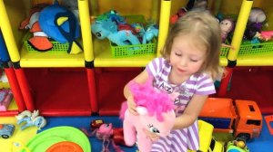 Детская игровая комната с платьями принцесс