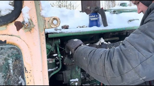 Заводят Трактор "ПЕТУШОК"в -27 с ПУСКАЧА..