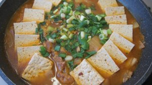 Традиционная корейская кухня: Тведжи Коги Кимчи Ччиге (김치찌개) или рагу из кимчи со свининой.