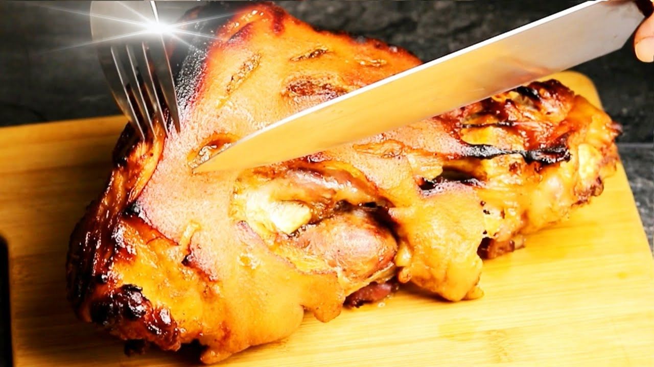 Унюхали даже в СОСЕДНЕМ ГОРОДЕ! Как ВКУСНО запечь свиную рульку в Духовке. АРОМАТНАЯ и СОЧНАЯ РУЛЬКА смотреть онлайн