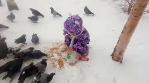 Как развлечь зимой детей на улице. Ксюша (3 года) любит гулять в любое время года.