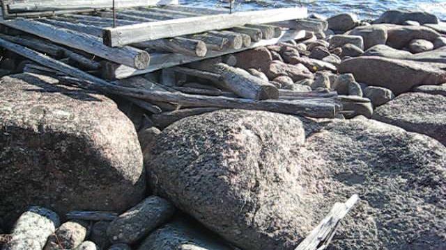 ©  «Куричья Нилокса. Осень. 2007. Остатки унесенноко в море причала.» MVI_1250