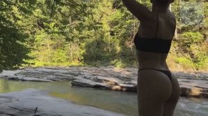 ДЛЯ РАДОСТИ ГЛАЗ И РЕЛАКСА УШЕЙ ЗВУКИ ПРИРОДЫ девушка искупалась в горной реке и порыбачила на хлыст