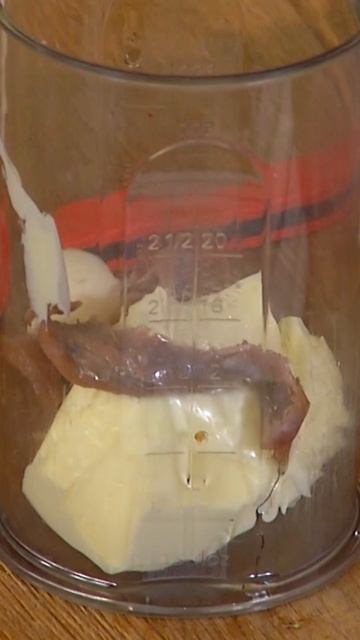 Стейк под пряным маслом из анчоусов, петрушки и чеснока смотреть онлайн