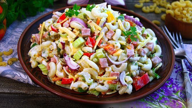 САЛАТ ИЗ МАКАРОН, ЯИЦ, ВЕТЧИНЫ И СЫРА смотреть онлайн