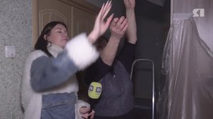 Жители ярославской многоэтажки набрали уже 20 ведер воды из-за протечки крыши