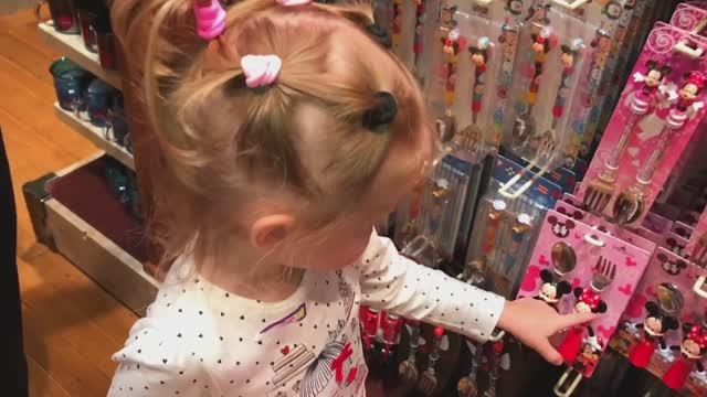 Идем в замок принцессы и катаемся на аттракциона (1) смотреть онлайн