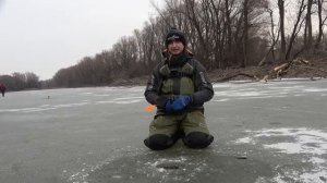 ВОТ ЭТО МОНСТР! НА ЖЕРЛИЦЫ И БАЛАНСИР. Первый лед 2025-2026. Зимняя рыбалка.