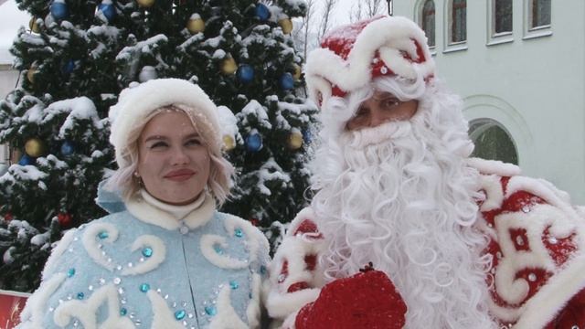 Дед Мороз и Снегурочка поздравили прихожан храмового комплекса прп. Сергия Радонежского на Рязанке. смотреть онлайн