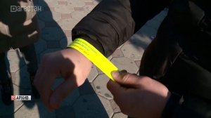 Школьники Махачкалы получили  100 светоотражающих браслетов от представителей ЦУР