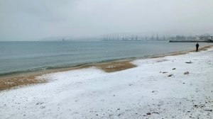 Крым ЗАСЫПАЕТ снегом! Феодосия, пляжи и зимнее море. Прогулка по заснеженному городу