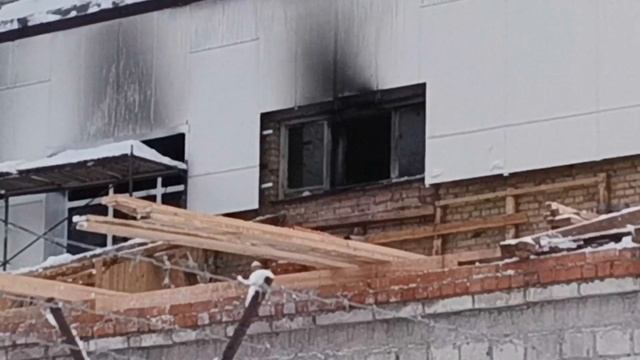 Обгоревшие стены и рухнувшую крышу запечатлели на месте пожара в центре профподготовки МВД смотреть онлайн
