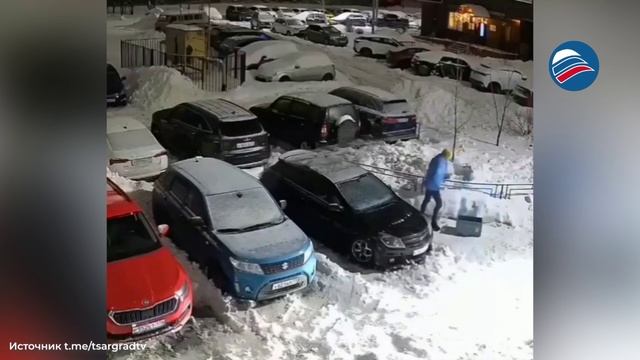 Туляки сразились лопатами за парковочное место смотреть онлайн