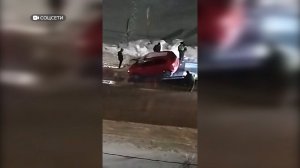 На ул. Трофимова в Бийске автомобиль провалился колесом в открытый люк (Бийское телевидение)