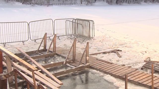 На Щелоковском хуторе полным ходом идет подготовка купели  для купания на Крещенье смотреть онлайн