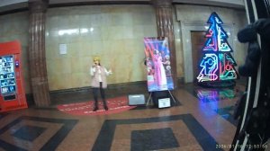 М.Курская-переход. Девочка поет.