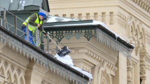 Столичные коммунальщики-экстремалы вышли на уборку снега с крыши без страховки