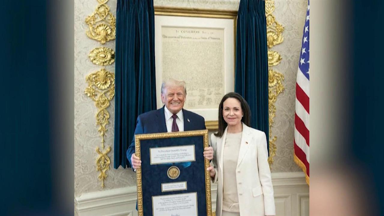 Дональд Трамп получил Нобелевскую медаль мира от Марии Корины Мачадо. смотреть онлайн