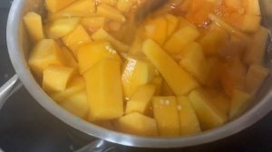 Готовлю кашу из пшена и тыквы.