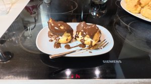 Булочки шу с мороженым и шоколадным соусом!А еще горячий шоколад  для истинных сластён!#рецепты#еда