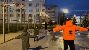 В Бухте Казачьей для всех желающих прошла открытая тренировка по хоккею с мячом