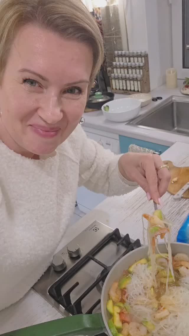 Готовим креветки с овощами в пикантном соусе. смотреть онлайн