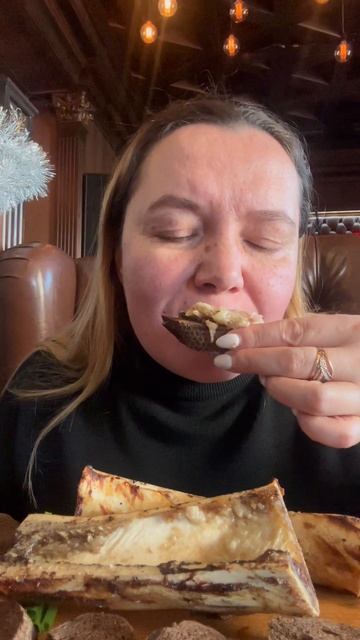 Мозговые косточки с черным хлебом. Просто отвал башки😋 смотреть онлайн